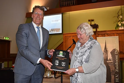 Overhandiging van het eerste exemplaar door Sis Hoek-Beugeling aan burgemeester Eric van Oosterhout